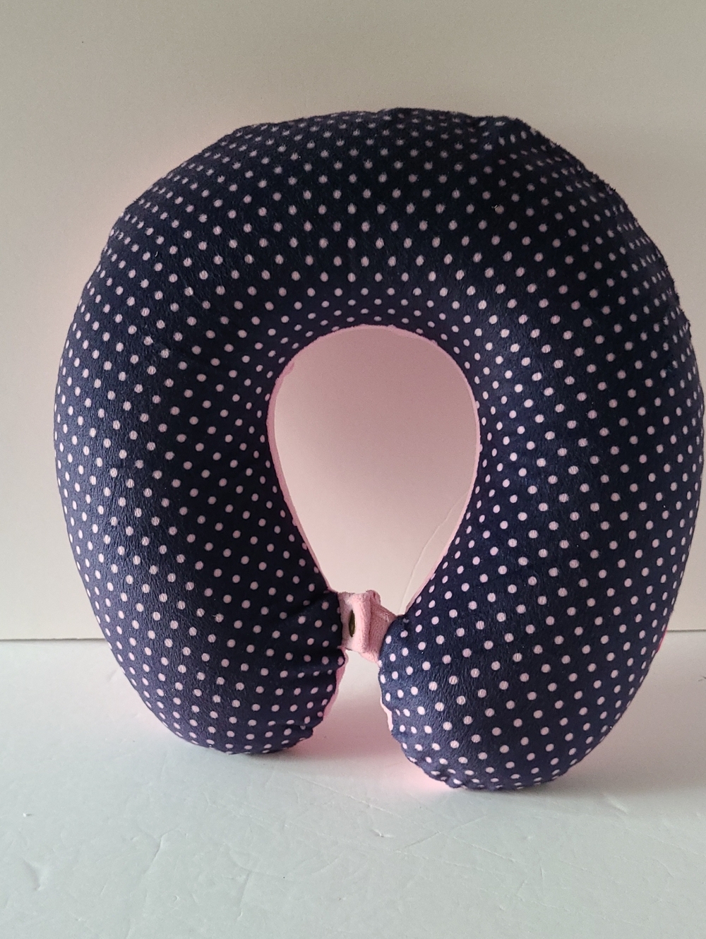 ISSAC MIZRAHI NEW YORK NAVY BLUE & PINK POLKA DOT NECK PILLOW